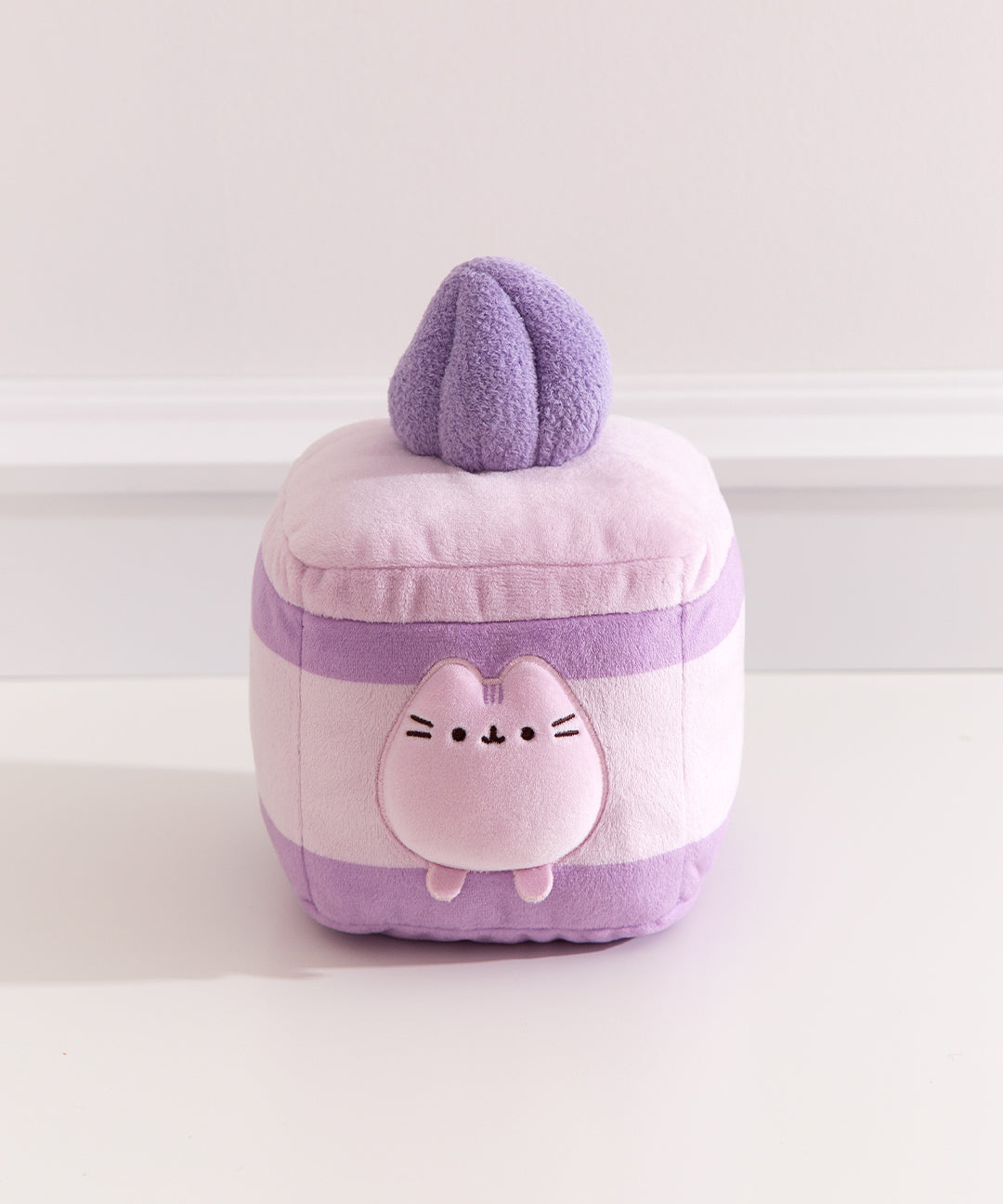 Pelúcia Pusheen Sweets Lavender Spongecake Squisheen Plush 19cm Plush (GUND) Pelúcia Pusheen Sweets Lavender Spongecake Squisheen Plush 19cm Plush (GUND)