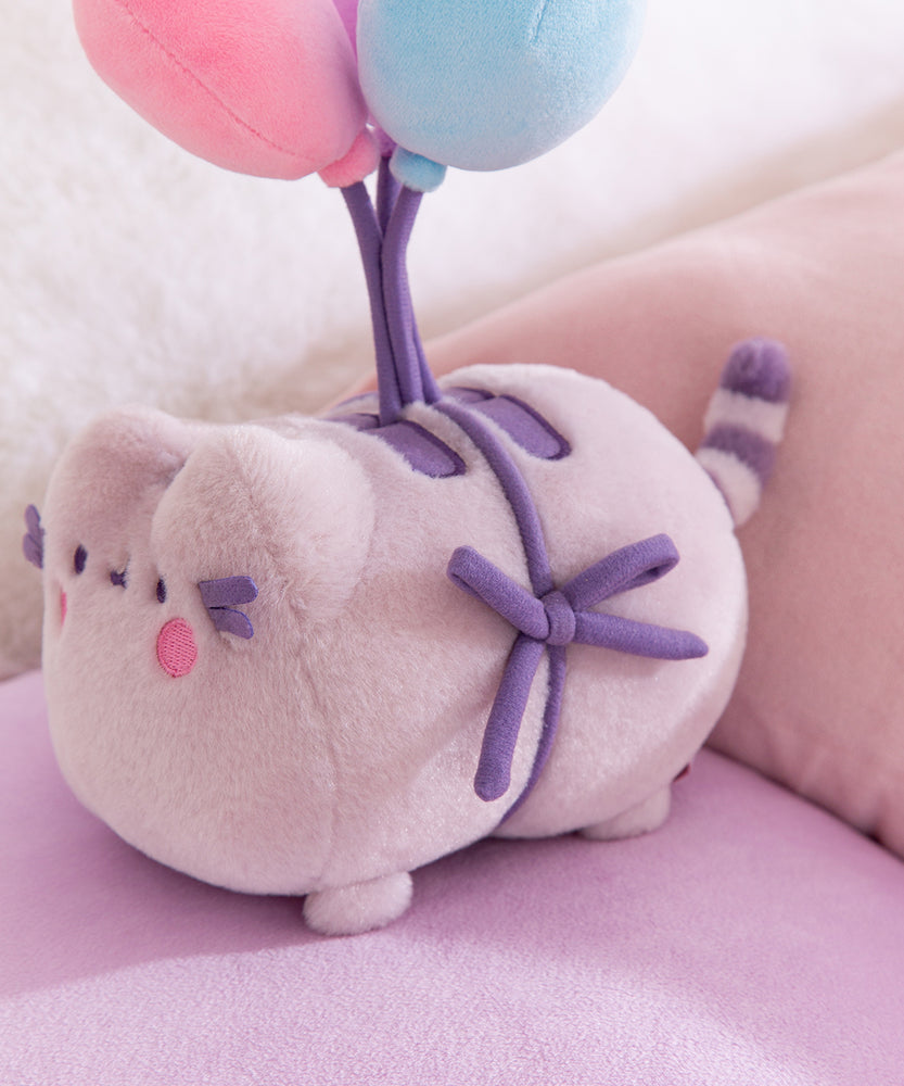 Close-up of the side tie detail that holds the balloons to Pusheen the cat.