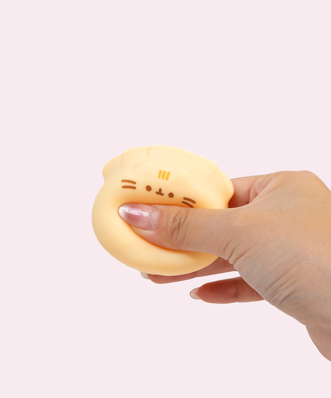 Model squishy the gyoza Surprise Squishy. The water-filled squishy has a soft and squeezable texture.