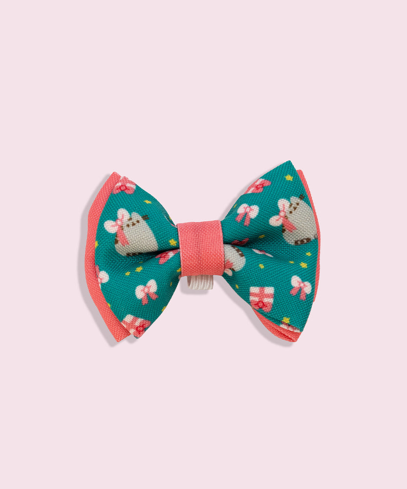 Pusheen Holiday Pet Collar Bows 2-pack attached to its packaging card. The pink and red paper card has the Pusheen Logo and cat graphic. 