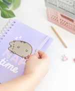 Model holding the elastic band that keeps the Pusheen notebook closed when desired.