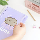 Model holding the elastic band that keeps the Pusheen notebook closed when desired.