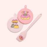 Pusheen Pet Can Cover and Spoon Set iincludes two silicone can food covers and a small spatula.