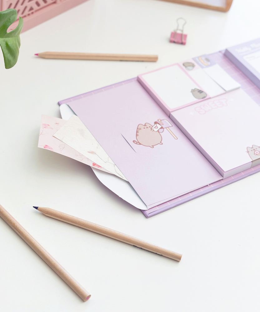Close-up of the interior envelope pocket on the left side of the binder. The envelope can hold spare sheets of paper and can close with a slot feature. 