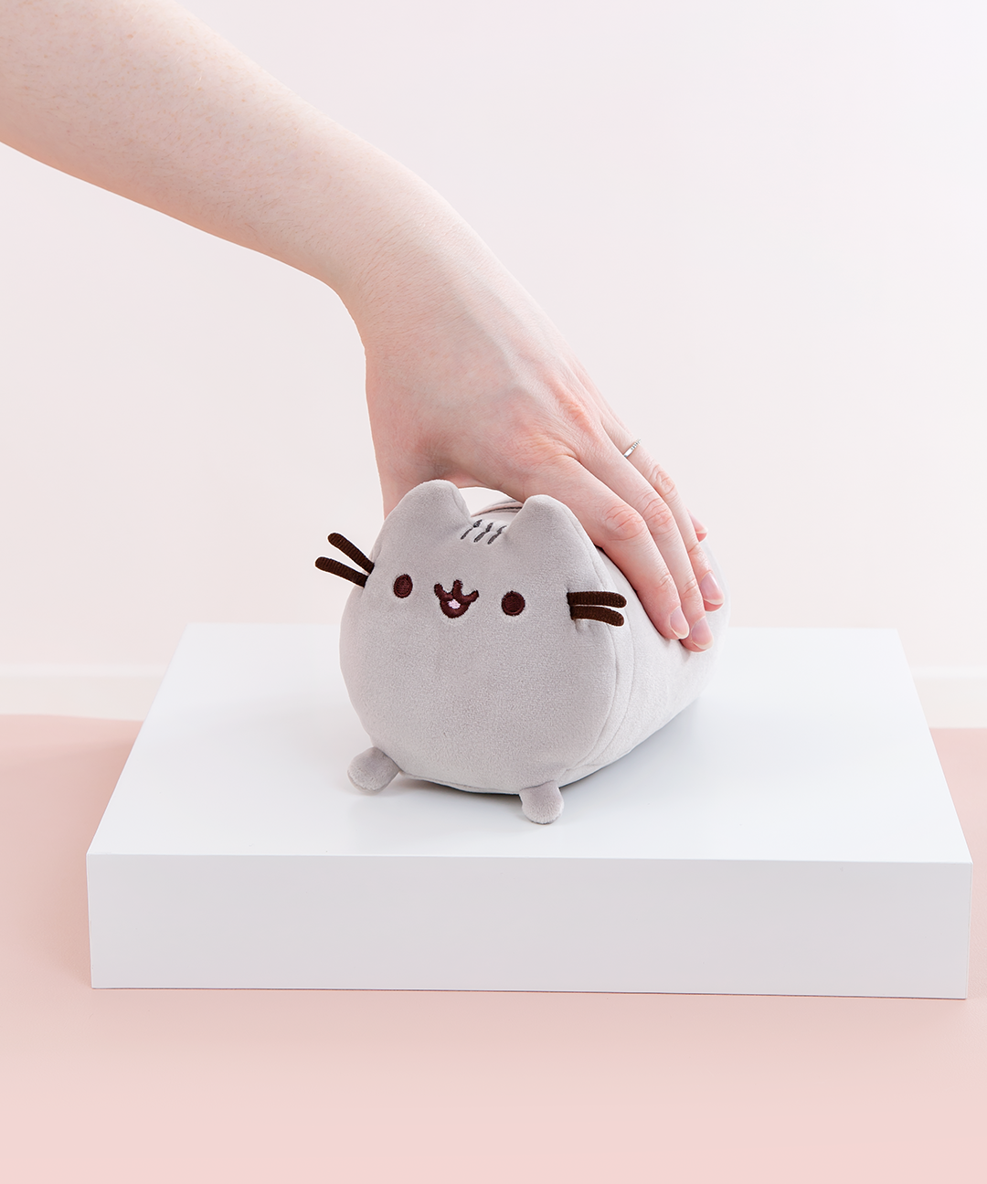 Pelúcia Pusheen Mini Log Squisheen Plush 15cm de comprimento (GUND) Pelúcia Pusheen Mini Log Squisheen Plush 15cm de comprimento (GUND)