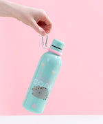 A model’s hand carrying the Pusheen Stainless Steel Waterbottle by the silver snap hook in front of a white and pink background.