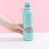 A model’s hand holding the Pusheen Stainless Steel Waterbottle on top of a white and pink background.