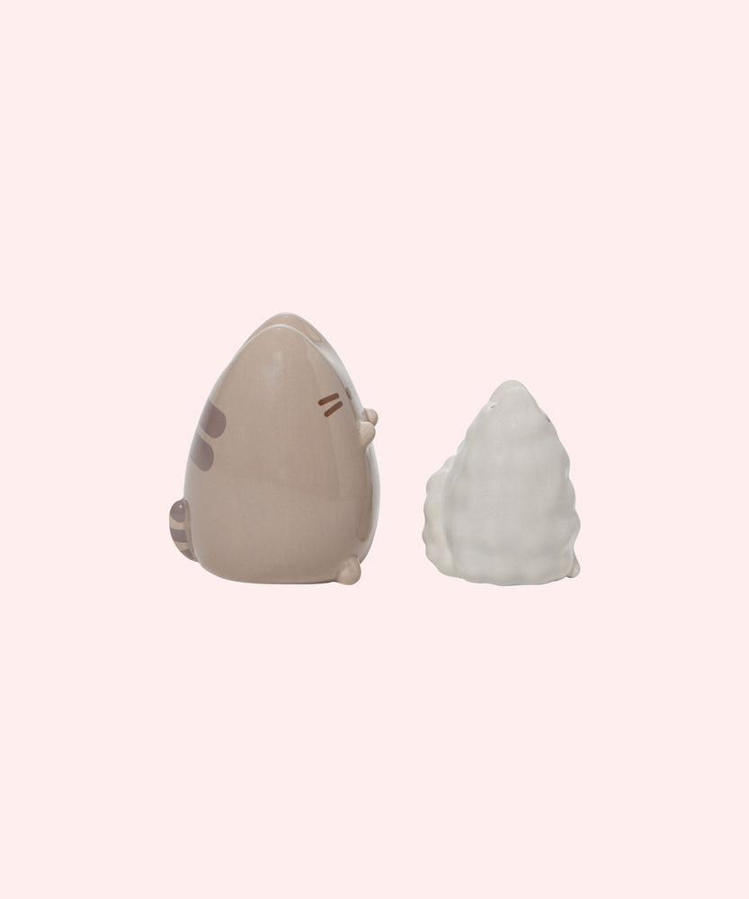 Right side view of the Shaker Set. This angle shows how Pusheen's paws extend slightly off the shaker. Stormy's bottom paws extend slightly off her body to stabilize the shaker. 